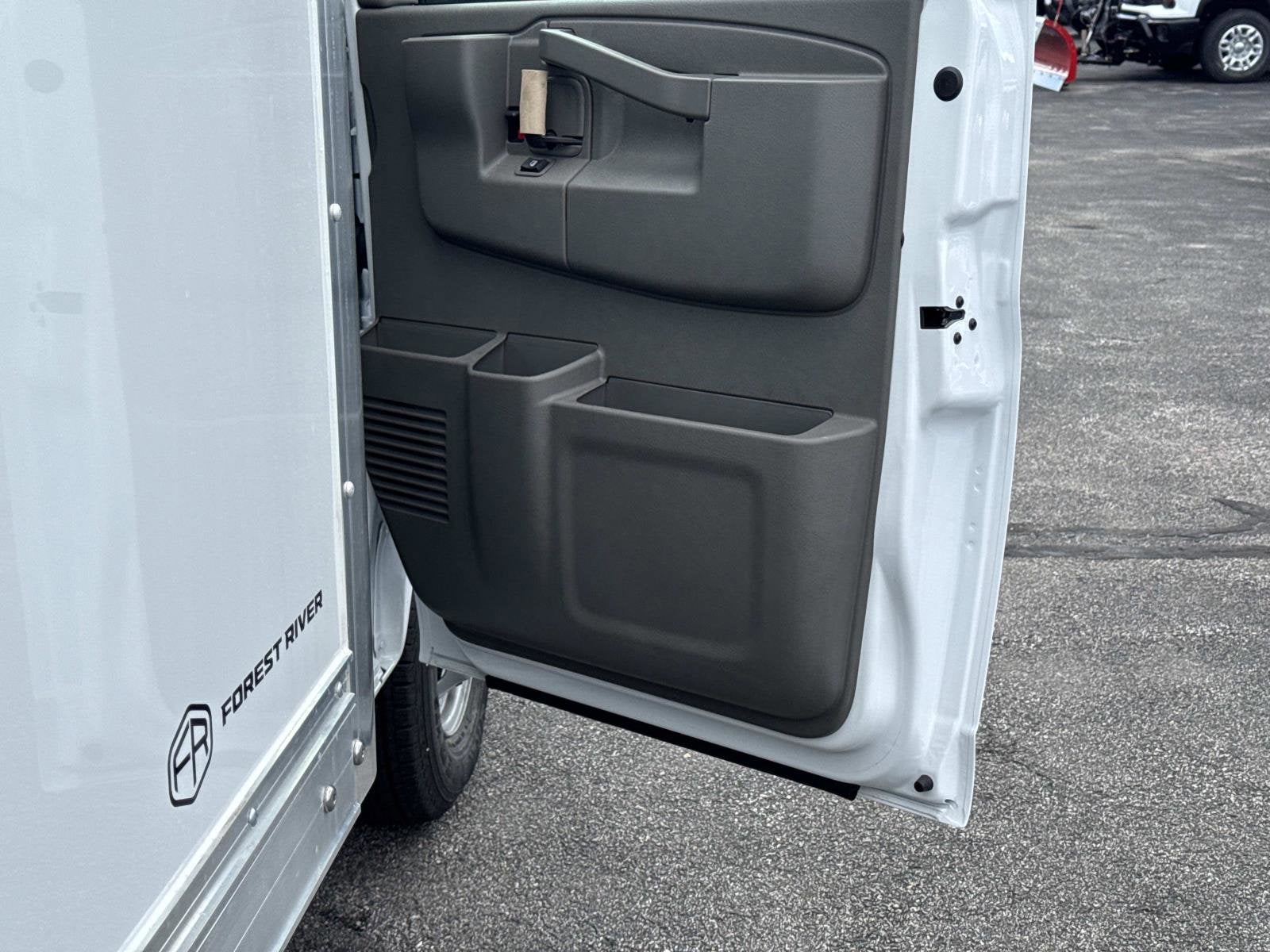 2026 Chevrolet Express Cutaway 3500 1WT