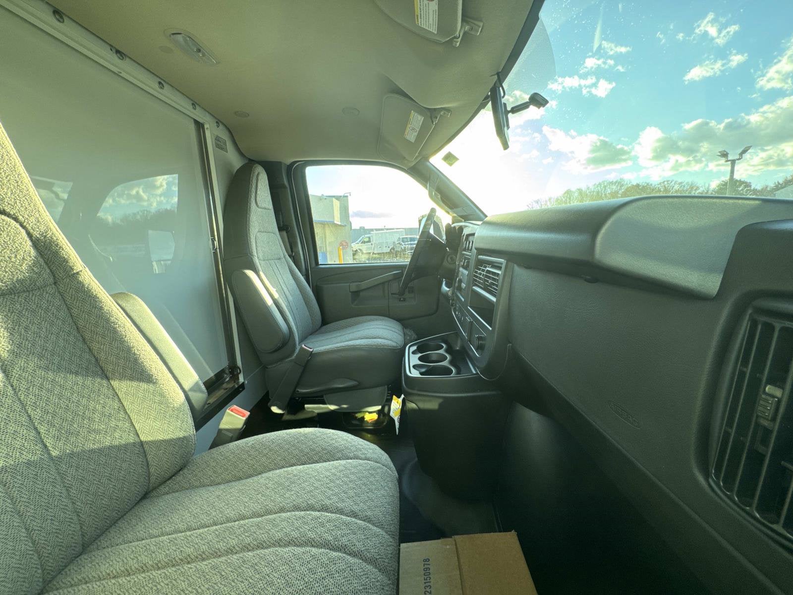 2025 Chevrolet Express Cutaway 3500 1WT