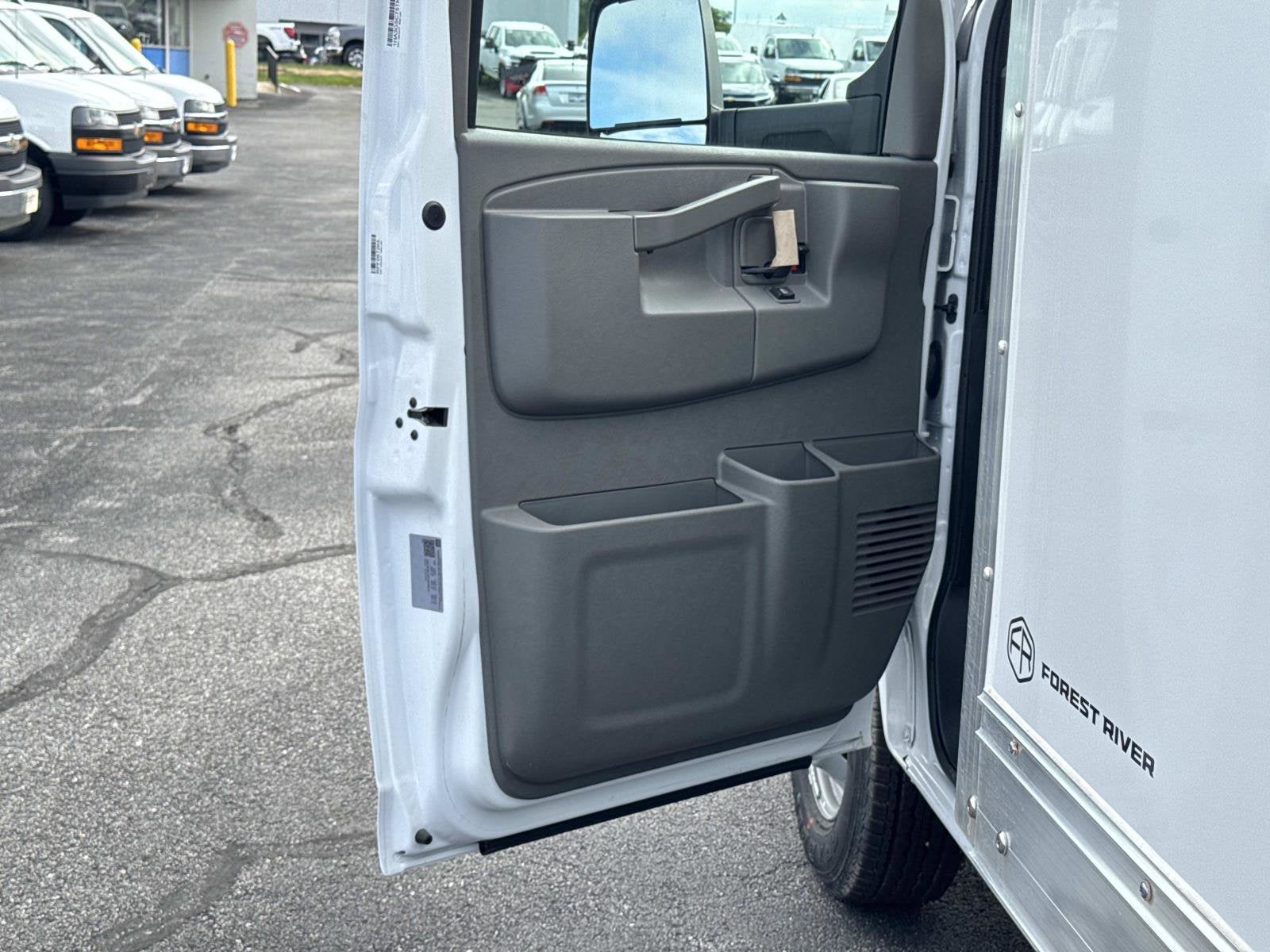 2026 Chevrolet Express Cutaway 3500 1WT
