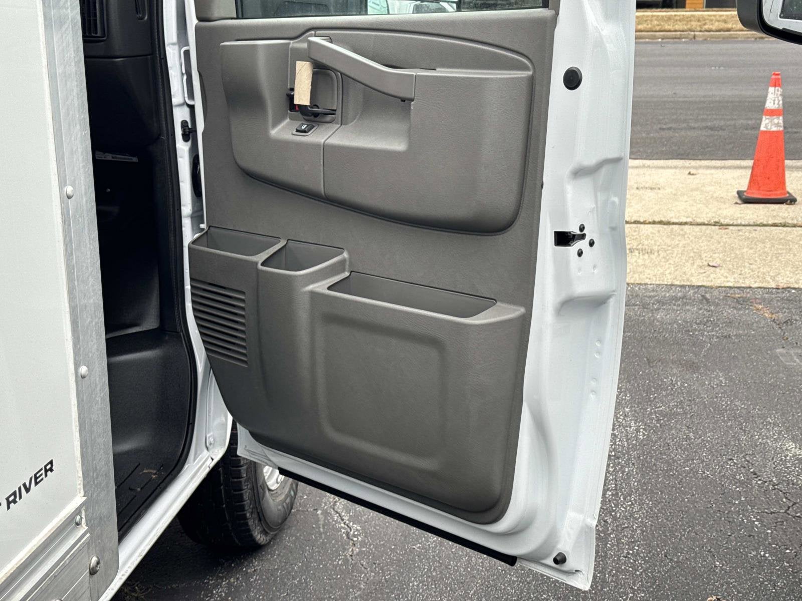 2026 Chevrolet Express Cutaway 3500 1WT