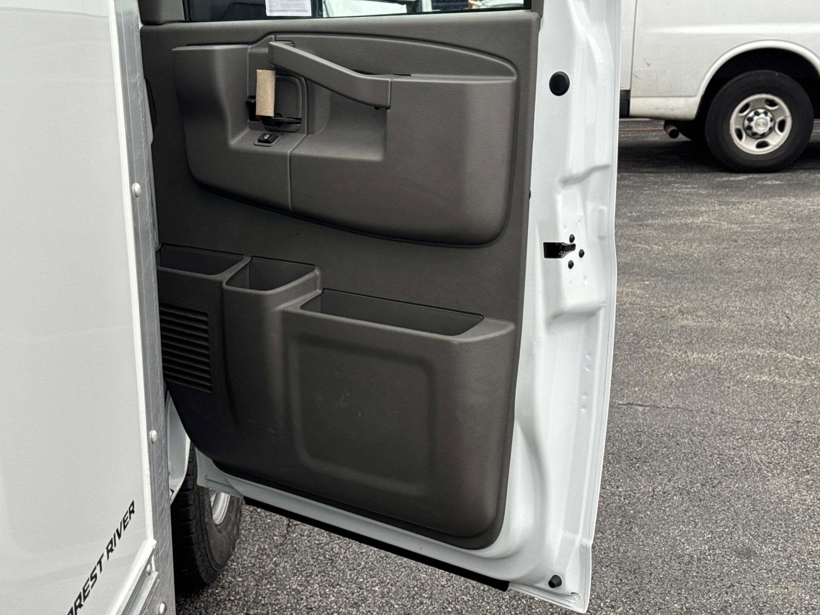 2026 Chevrolet Express Cutaway 3500 1WT