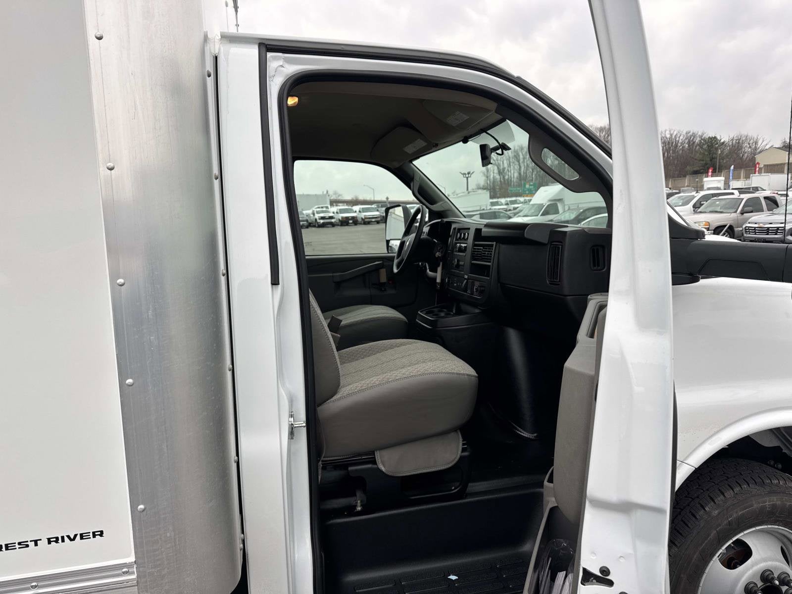 2026 Chevrolet Express Cutaway 3500 1WT