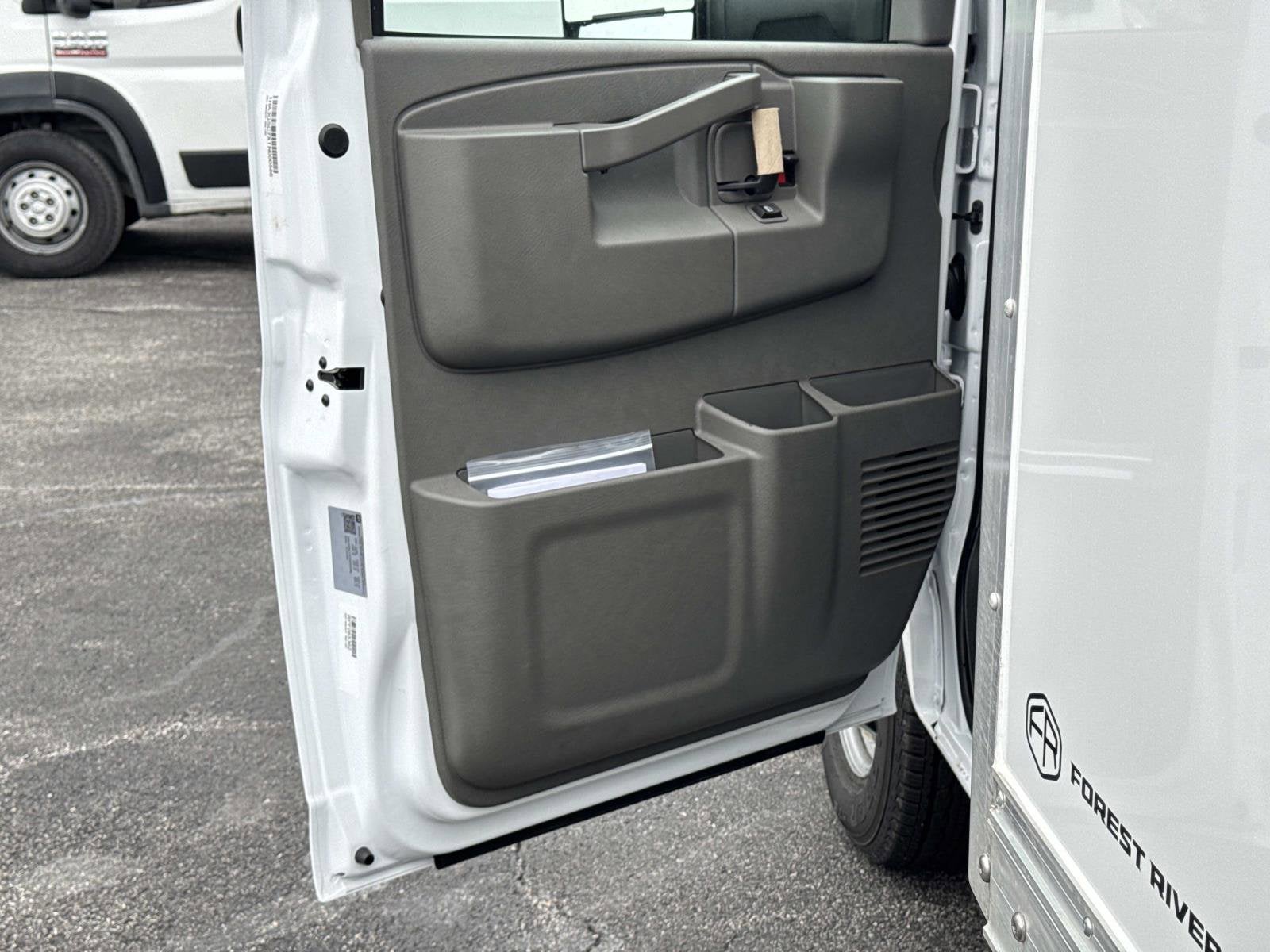 2026 Chevrolet Express Cutaway 3500 1WT