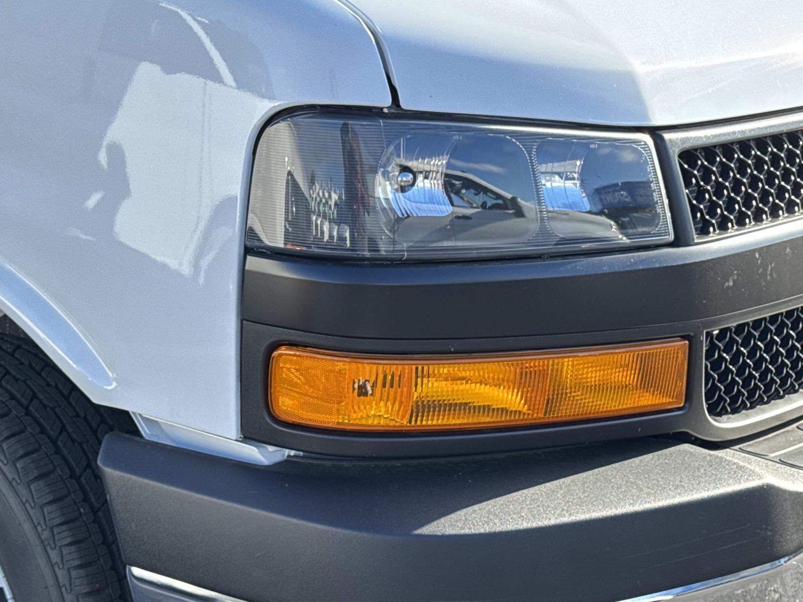 2025 Chevrolet Express Cutaway 3500 1WT