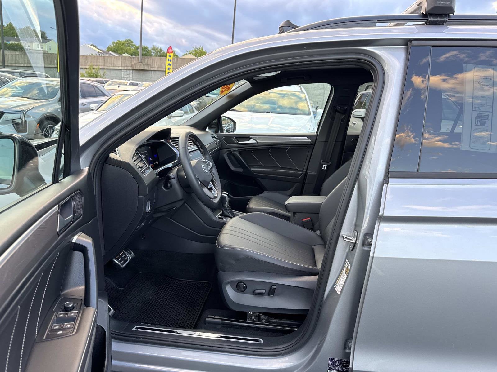 2023 Volkswagen Tiguan SE R-Line Black